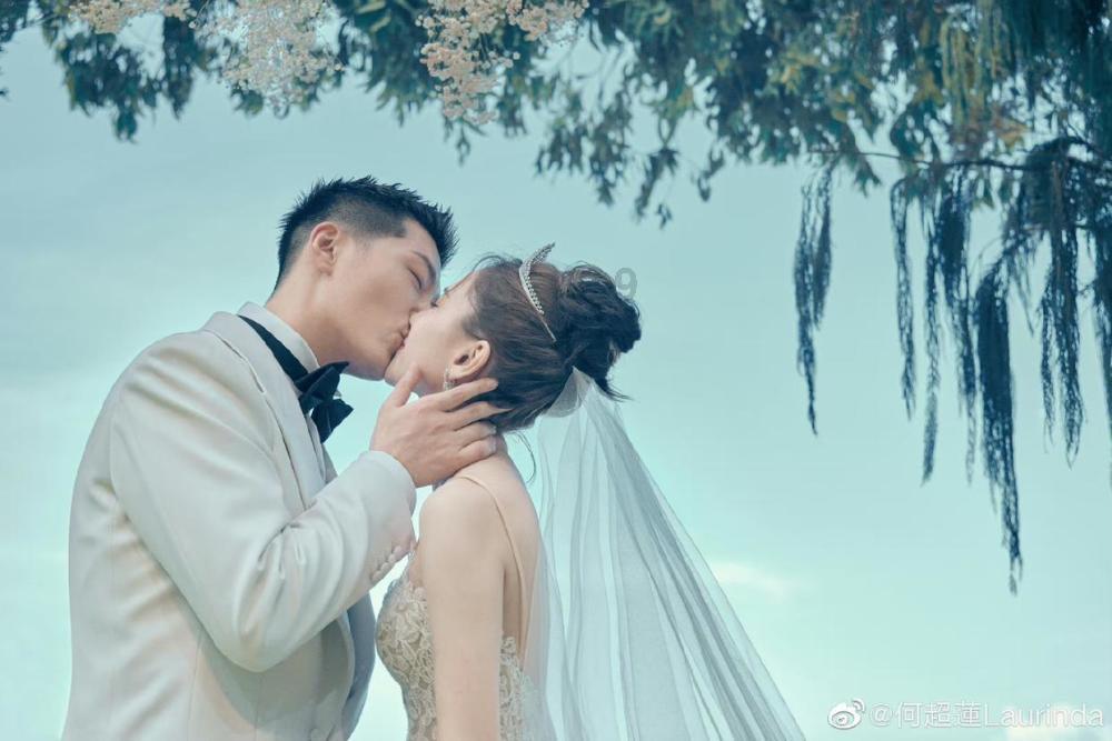 何洁穿黑色抹胸礼裙秀事业线 裸唇大波浪性感迷人