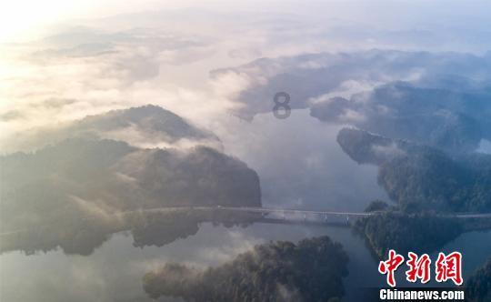 逃离老旧温泉社